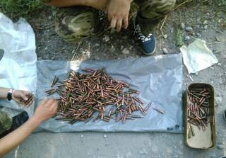 Полицейским удалось обнаружить крупные залежи боеприпасов неподалеку от Ясиноватой