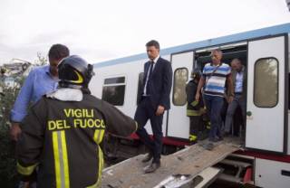 Число жертв ж/д катастрофы в Италии непрерывно растет