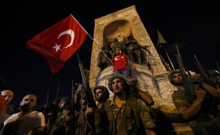 В результате попытки переворота в Турции погибли 60 человек, задержаны 130, сбит военный вертолет над Анкарой