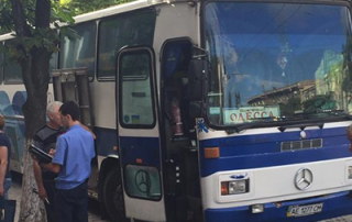 В Днепре вооруженные люди в балаклавах ограбили пассажиров автобуса