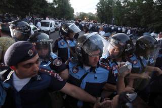 В Ереване полиция массово задерживает людей