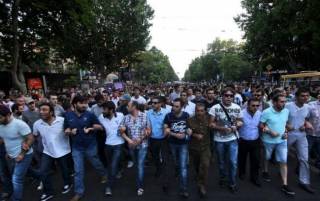 Дурдом в Ереване продолжается. Задержаны 100 человек, пострадали 60
