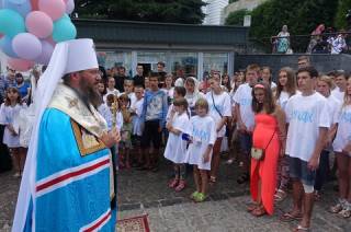 В Киево-Печерской лавре более 100 детей из прифронтовой зоны АТО запустили в небо ангелов