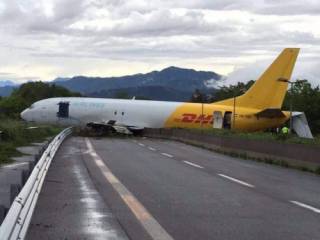 В аэропорту Бергамо самолет случайно выехал на проезжую часть