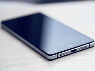 Украв чужой телефон, петербургские воры оставили на месте преступления свой