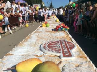 В Коломые испекли самый большой пирог в Украине