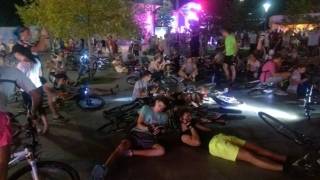 В центре Одессы устроили лежачий протест более полутысячи велосипедистов