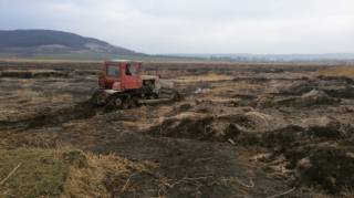 На Львовщине спасатели борются с возгоранием торфа