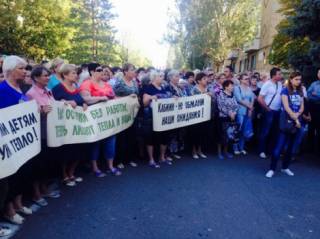Под Волновахой люди вышли на акцию протеста. Грозятся перекрыть трассу