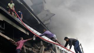 На фабрике в Бангладеш прогремел взрыв. Более 20 человек погибли на месте