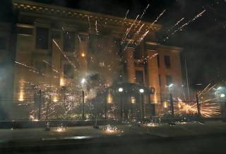 Неизвестные провокаторы напали на здание посольства РФ в Киеве