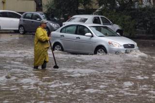 В Одессе никак не закончится вчерашний дождь. Город охватил транспортный коллапс