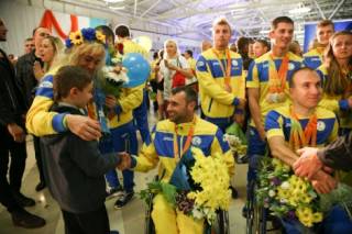 Сотни украинцев встречали героев-паралимпийцев в аэропорту