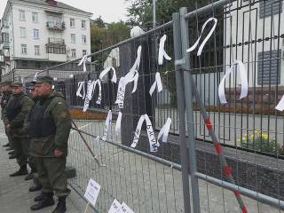 У посольства России в Киеве вывесили ленты с именами пропавших крымских татар
