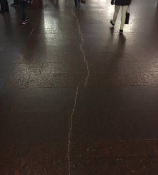 Огромная трещина раскалывает напополам станцию метро на Оболони