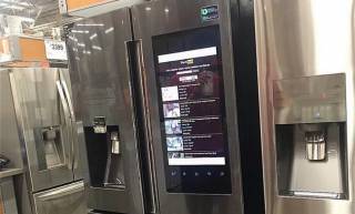 Умный холодильник прямо в магазине зашел на сайт для взрослых