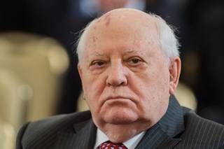 Горбачев призывает запретить войну