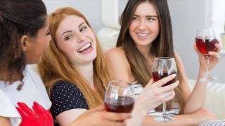 Женщины уверенно догоняют мужчин в потреблении алкоголя