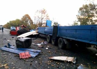 На Одесщине два грузовика не поделили дорогу. Для извлечения погибших понадобились спецсредства