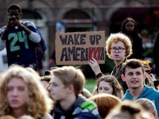 В Сиэтле на митинги против Трампа вышли даже школьники