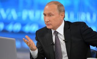 Путин просит россиян воздержаться от переворота в стране