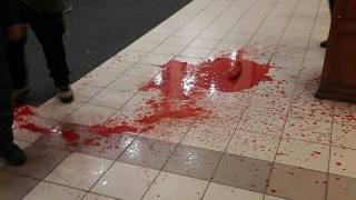 В Умани неизвестные напали на синагогу, забросав ее свиным мясом и залив красной краской