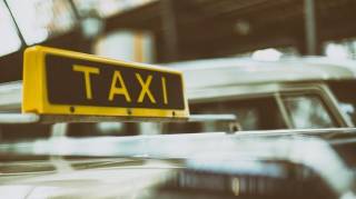 Таксисты решили не отказываться от «новогоднего тарифа» и ввели оплату за стояние в пробках
