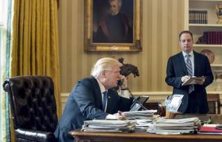 Трамп 40 минут о чем-то разговаривал по телефону с Путиным. На Меркель он потратил на 5 минут больше