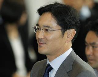 В Южной Корее по обвинению в коррупции арестован фактический глава корпорации Samsung