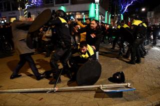 Власти Роттердама разогнали сторонников Эрдогана с помощью конной полиции и водометов