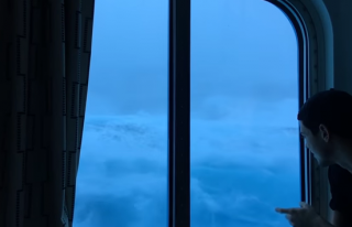 Пассажир лайнера, попавшего в шторм, заснял 9-метровые волны из своей каюты