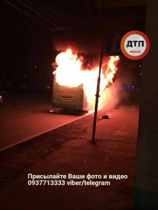 Ночью в Киеве сгорела маршрутка