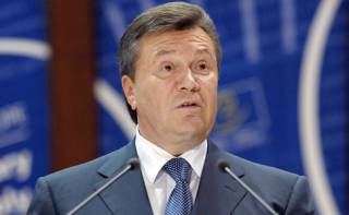 Адвокат беглого Януковича требует прекратить заочное расследование. Прокуратура почему-то против