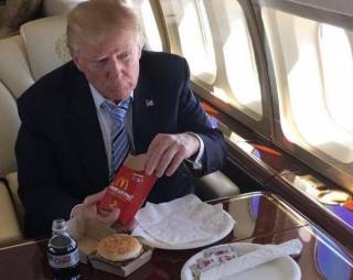 McDonald's у себя в «Твиттере» назвал Трампа «отвратительной пародией на президента с крошечными руками». В компании утверждают, что аккаунт взломали