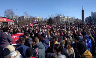 По всей России прокатилась волна митингов против коррупции. Полиция массово задерживает людей