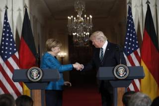 Трамп рассказал как пять раз жал руку Меркель перед тем как усесться на стулья