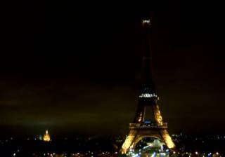 Французы погасили Эйфелеву башню в память о жертвах теракта в Санкт-Петербурге