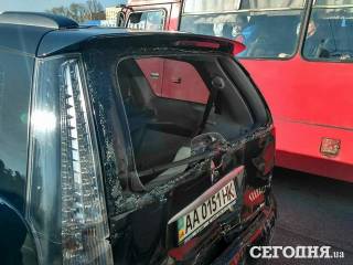 В Киеве на светофоре фура протаранила сразу пять легковушек