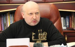 Турчинов уверяет, что давал приказ любой ценой удержать аэропорты на Донбассе