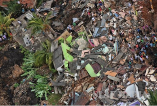 В столице Шри-Ланки 91-метровая гора мусора погребла около 40 зданий. Есть погибшие