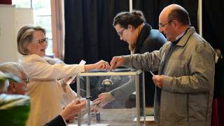 На президентских выборах во Франции определились два лидера. Западные СМИ пишут о «руке Москвы»