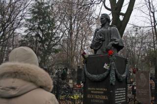Вандалы осквернили памятник на могиле Леси Украинки