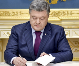 Порошенко разрешил присваивать звание Героя Украины иностранцам