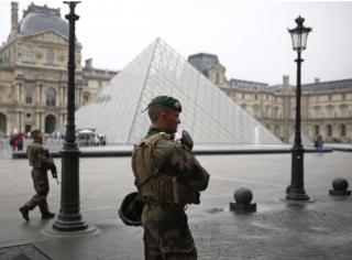 В Париже с площади перед Лувром экстренно эвакуировали людей. Говорят, все дело в подозрительной сумке