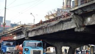 Видеографы «Фразы» сняли аварийный Шулявский мост и задались вопросом: «Сколько киевских путепроводов можно отремонтировать за 30 млн. евро, потраченных на Евровидение?»