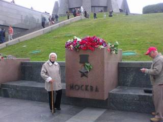 Несмотря на войну, 9 мая киевляне возлагают цветы к памятному знаку города-героя Москвы