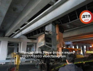 В Киеве масштабное ДТП. Эвакуатор протаранил мост возле станции метро «Левобережная»