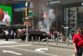 В центре Нью-Йорка автомобиль врезался в толпу прохожих. Есть жертвы (обновлено)