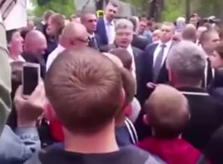 «Брехло»: националисты освистали Порошенко во время траурных мероприятий в Быковне