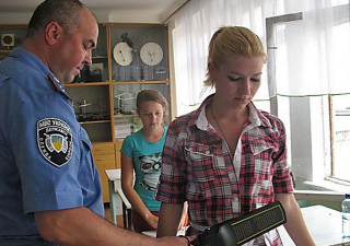 В Украине стартовала основная сессия ВНО. Детей обыскивают, как настоящих террористов